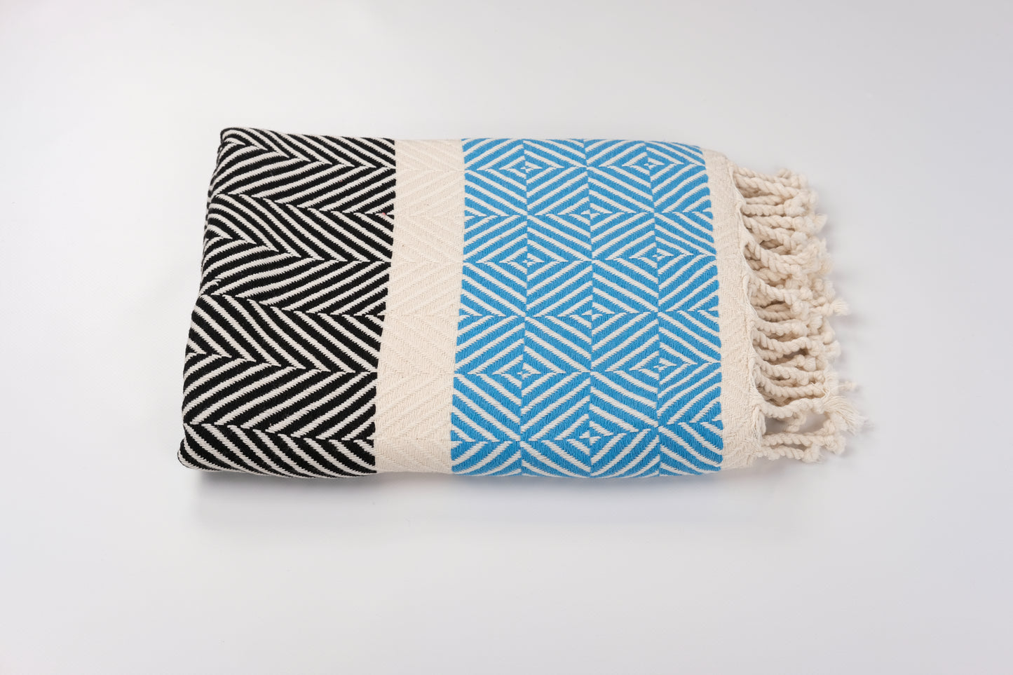 Meru Oversize. Tauche ein in die harmonische Fusion von Stil und Nachhaltigkeit mit unserem exquisiten 3-farbigen Tuch im Fischgrätmuster. In 6 Farben.