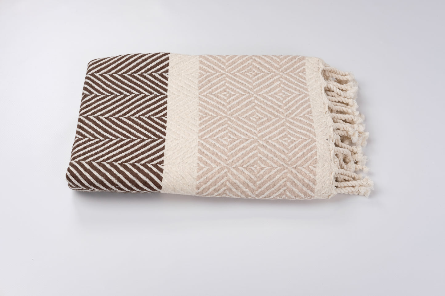 Meru Oversize. Tauche ein in die harmonische Fusion von Stil und Nachhaltigkeit mit unserem exquisiten 3-farbigen Tuch im Fischgrätmuster. In 6 Farben.