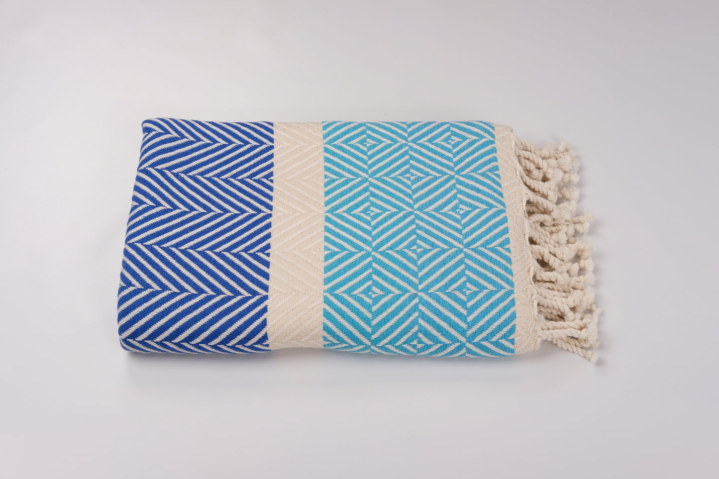 Meru Oversize. Tauche ein in die harmonische Fusion von Stil und Nachhaltigkeit mit unserem exquisiten 3-farbigen Tuch im Fischgrätmuster. In 6 Farben.