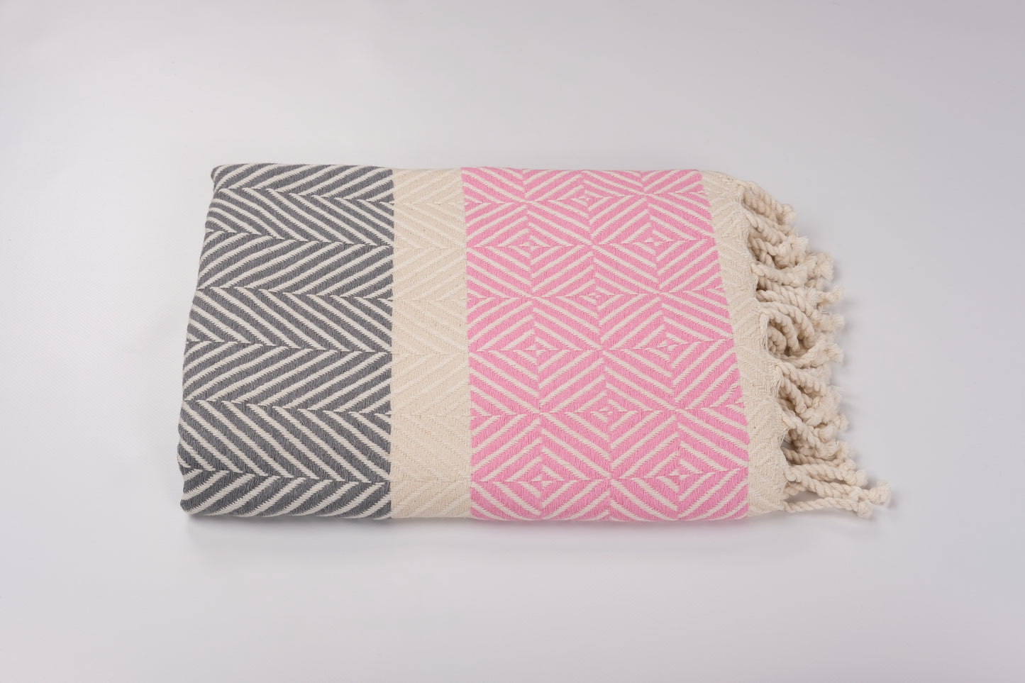 Meru Oversize. Tauche ein in die harmonische Fusion von Stil und Nachhaltigkeit mit unserem exquisiten 3-farbigen Tuch im Fischgrätmuster. In 6 Farben.