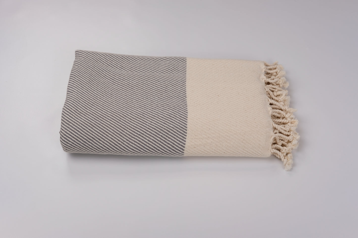 Sundoro Oversize. Elegante schlanke Diagonalstreifen mit naturfarbener Bordüre. In 6 Farben.