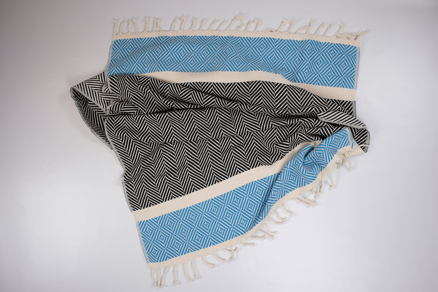 Meru Oversize. Tauche ein in die harmonische Fusion von Stil und Nachhaltigkeit mit unserem exquisiten 3-farbigen Tuch im Fischgrätmuster. In 6 Farben.