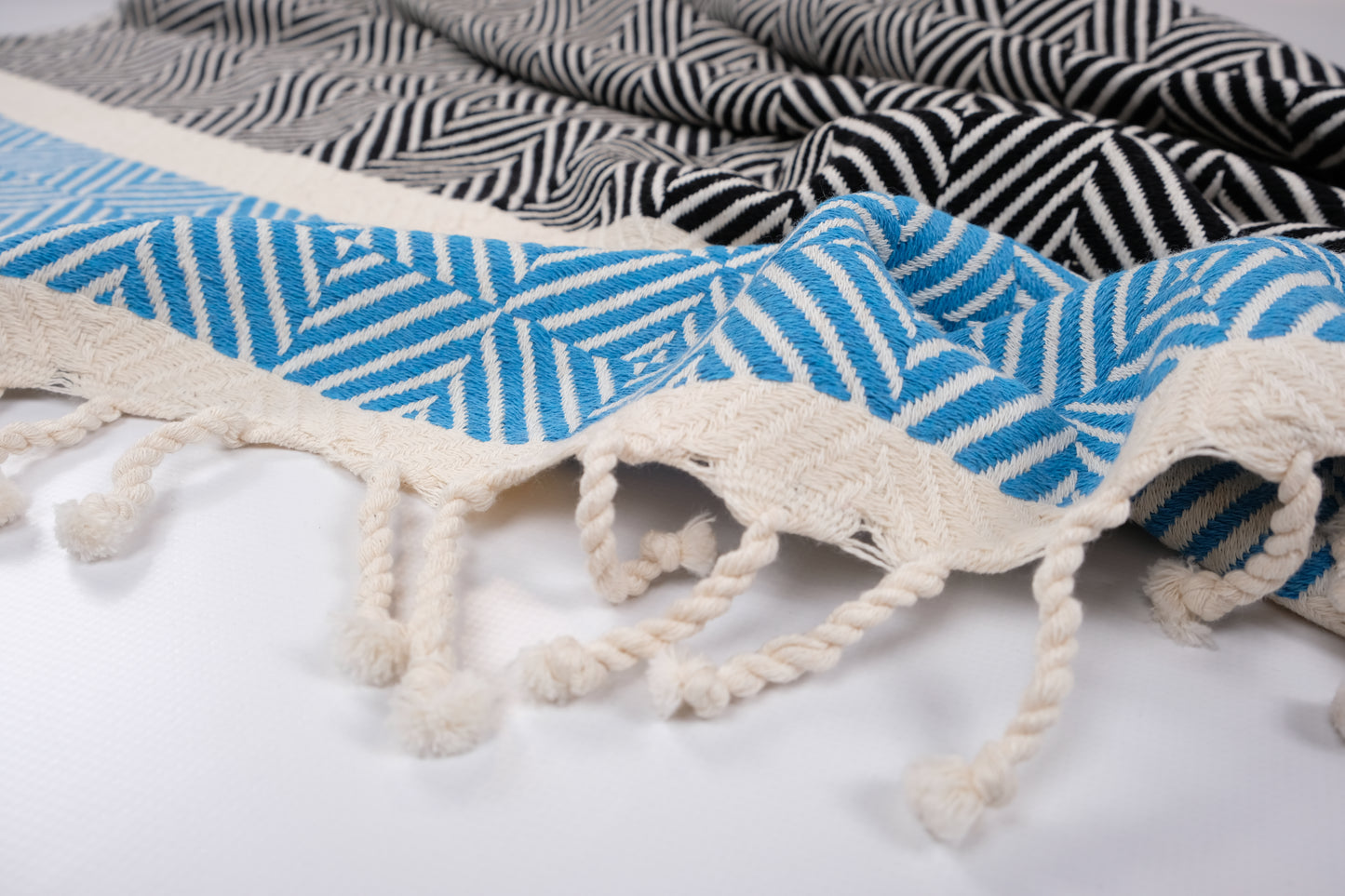 Meru Oversize. Tauche ein in die harmonische Fusion von Stil und Nachhaltigkeit mit unserem exquisiten 3-farbigen Tuch im Fischgrätmuster. In 6 Farben.