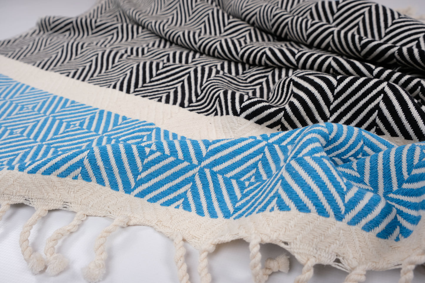 Meru Oversize. Tauche ein in die harmonische Fusion von Stil und Nachhaltigkeit mit unserem exquisiten 3-farbigen Tuch im Fischgrätmuster. In 6 Farben.