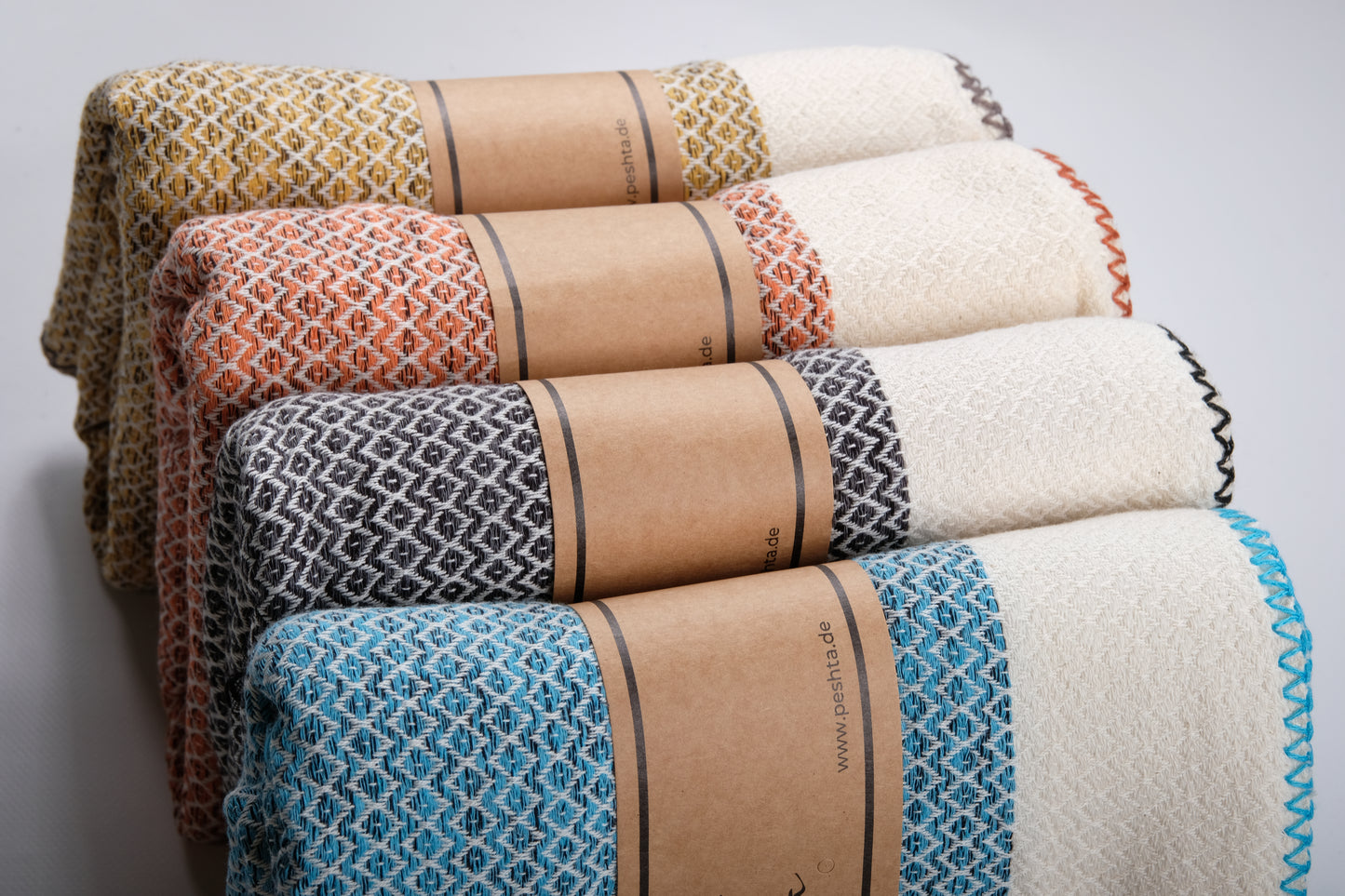Colima Oversize mit edler Ziernaht. Edles Rautenmuster in 4 eleganten Farben. Wellnesstuch und Meditationstuch.