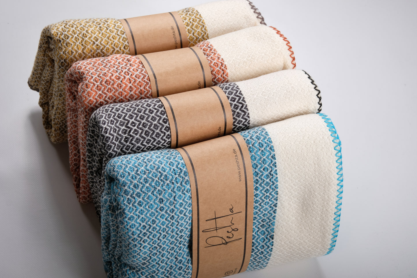 Colima Oversize mit edler Ziernaht. Edles Rautenmuster in 4 eleganten Farben. Wellnesstuch und Meditationstuch.