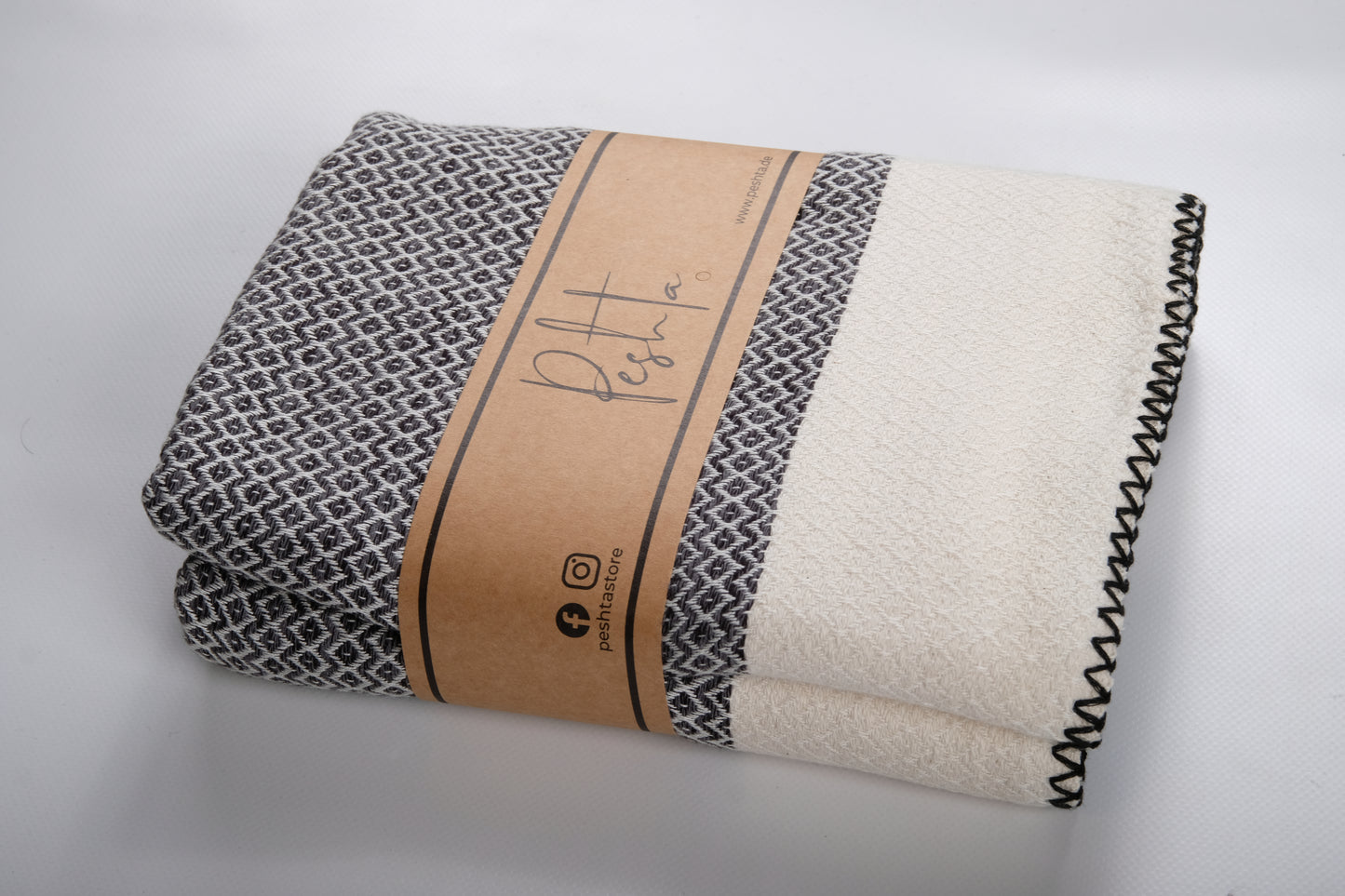 Colima Oversize mit edler Ziernaht. Edles Rautenmuster in 4 eleganten Farben. Wellnesstuch und Meditationstuch.