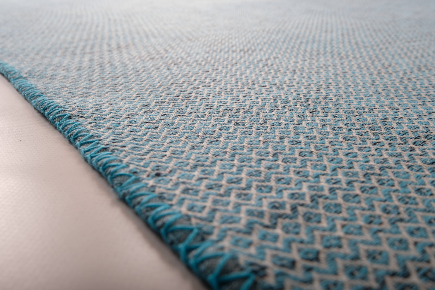 Colima Oversize mit edler Ziernaht. Edles Rautenmuster in 4 eleganten Farben. Wellnesstuch und Meditationstuch.