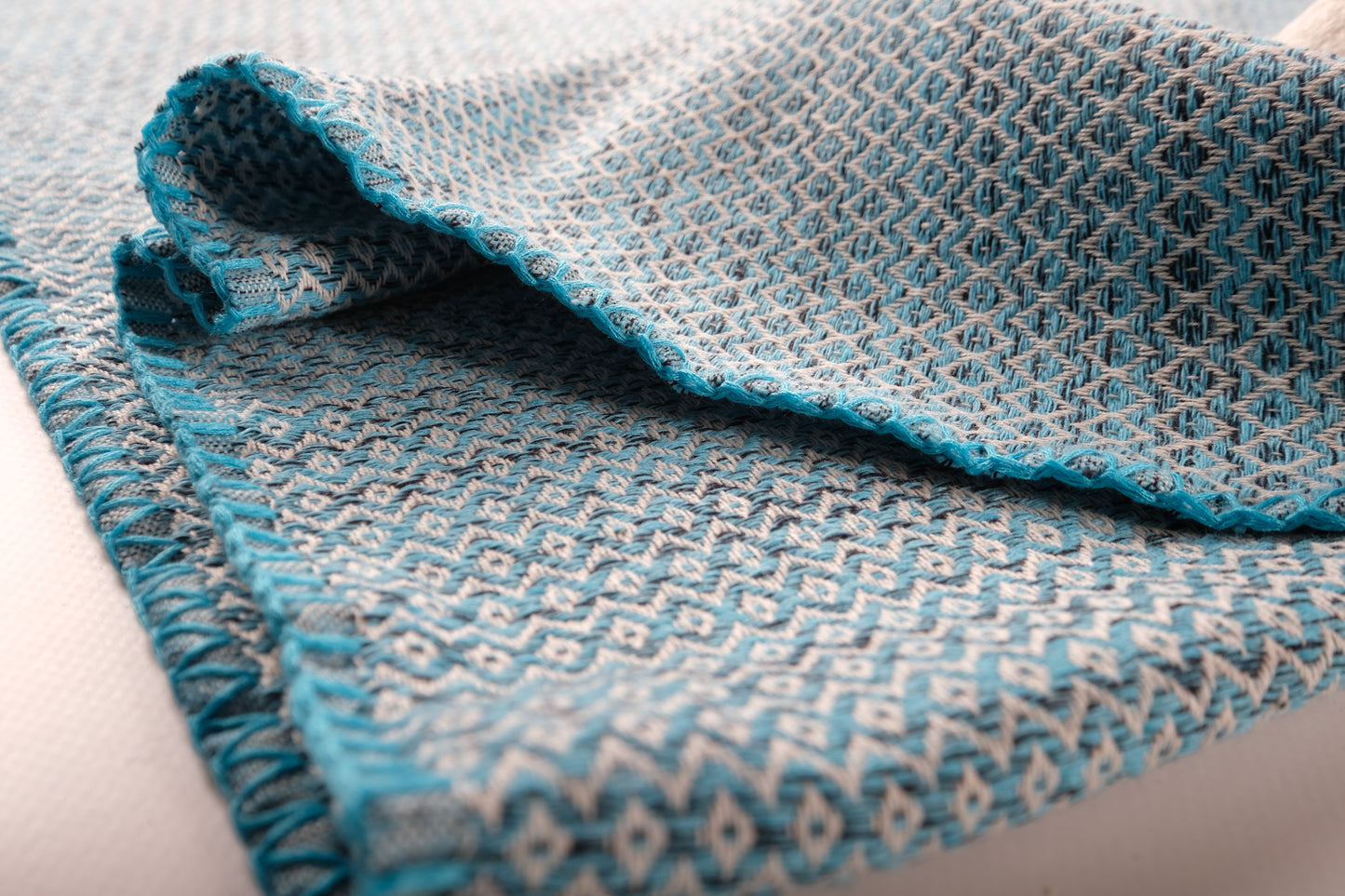 Colima Oversize mit edler Ziernaht. Edles Rautenmuster in 4 eleganten Farben. Wellnesstuch und Meditationstuch.