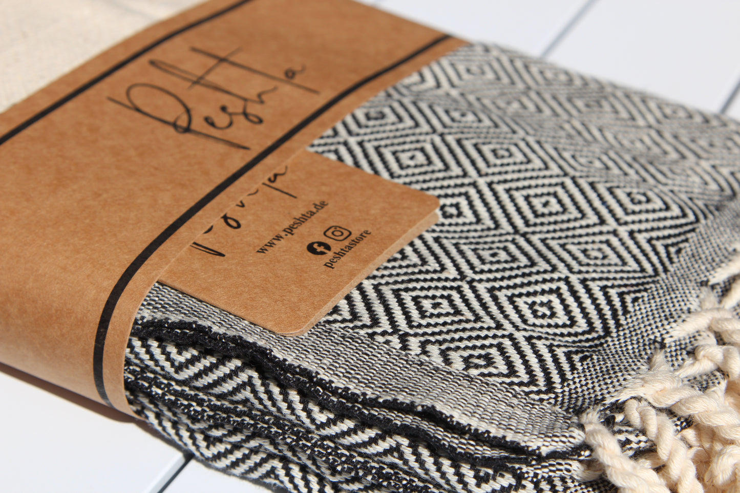 Bandai - Strandtuch mit Rautenmuster & Natur-Bordüre