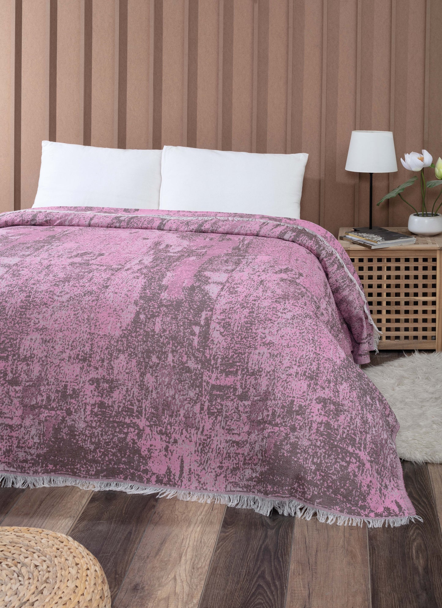 Akita XXL. Tagesdecke mit leuchtenden Farben mit interessantem Marmor-Design. Zweischichtiges Gewebe. In 8 Farben.