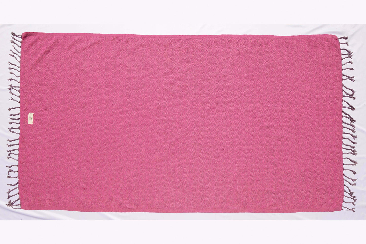 Jailolo. In sich gemustertes graues Design auf intensiv leuchtenden Farben mit dunkelgrauen Fransen. In 6 Farben.