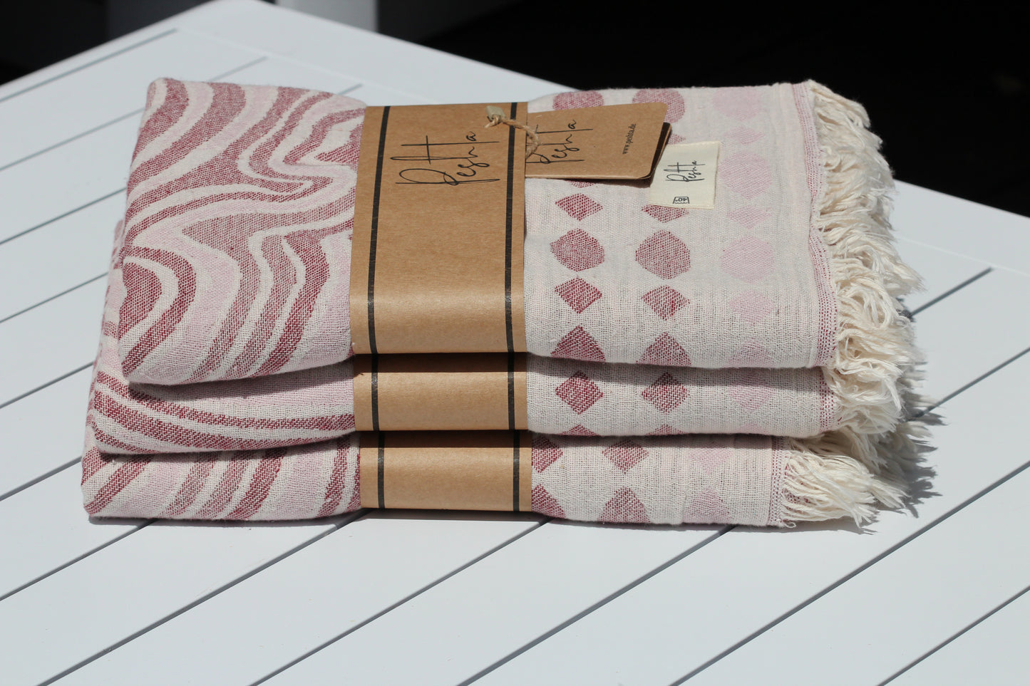 Lopevi. Leuchtende Farben mit marmoriertem Kreis-Muster. Zweischichtiges Gewebe. In 5 Farben.