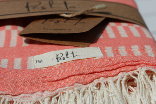 Levu - Strandtuch mit skandinavischem Fischmuster