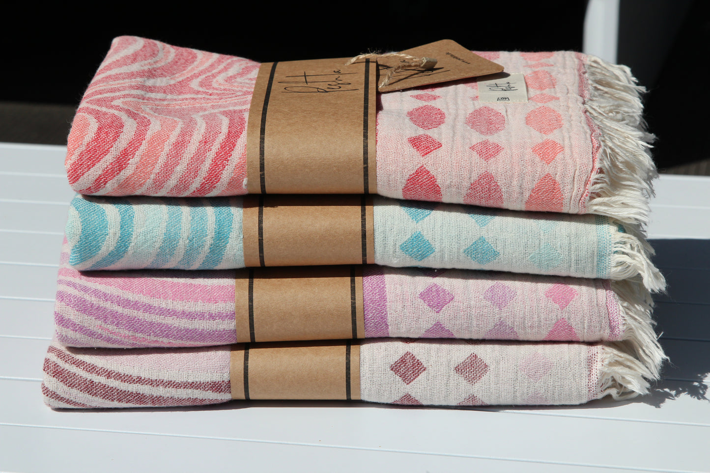 Lopevi. Leuchtende Farben mit marmoriertem Kreis-Muster. Zweischichtiges Gewebe. In 5 Farben.