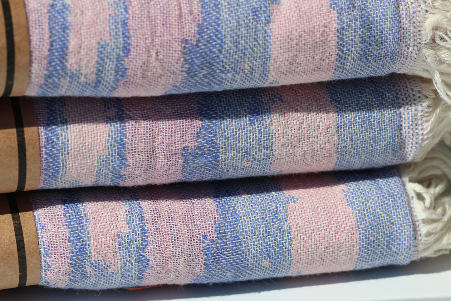 Fantale. Leuchtende Farben mit interessantem Zick-Zack/Wellen Design. Zweischichtiges Gewebe. In 4 Farben.
