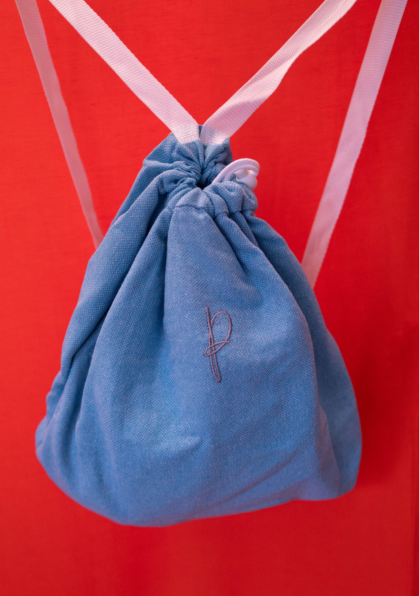 Peshta Signature Design Beach Bag. Einfarbig als Rucksack, fröhlich gestreift als Strandtuch, funktionell als Reißverschlußtasche. Das "3-in-1" Peshta. In 5 Farben.