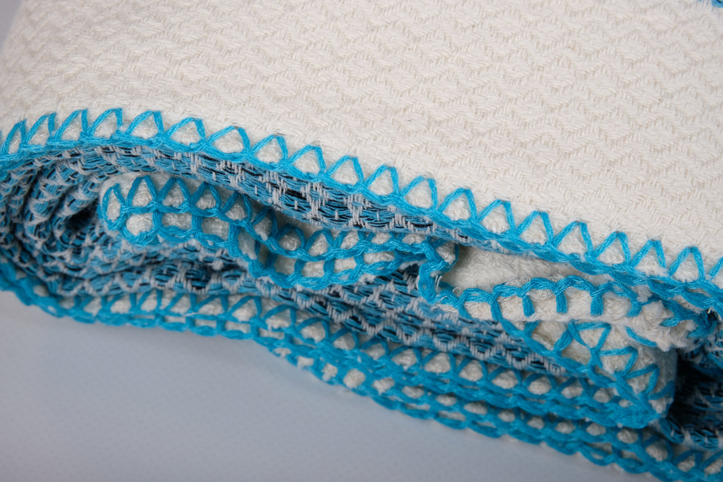 Colima Oversize mit edler Ziernaht. Edles Rautenmuster in 4 eleganten Farben. Wellnesstuch und Meditationstuch.