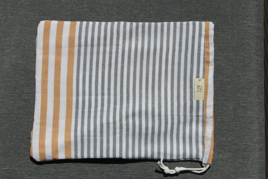 Loihi-Peshta Beach Bag. Horizontale, leuchtend farbige Streifen in 2 Farben. Das "3-in-1" Peshta. In 3 Farben.